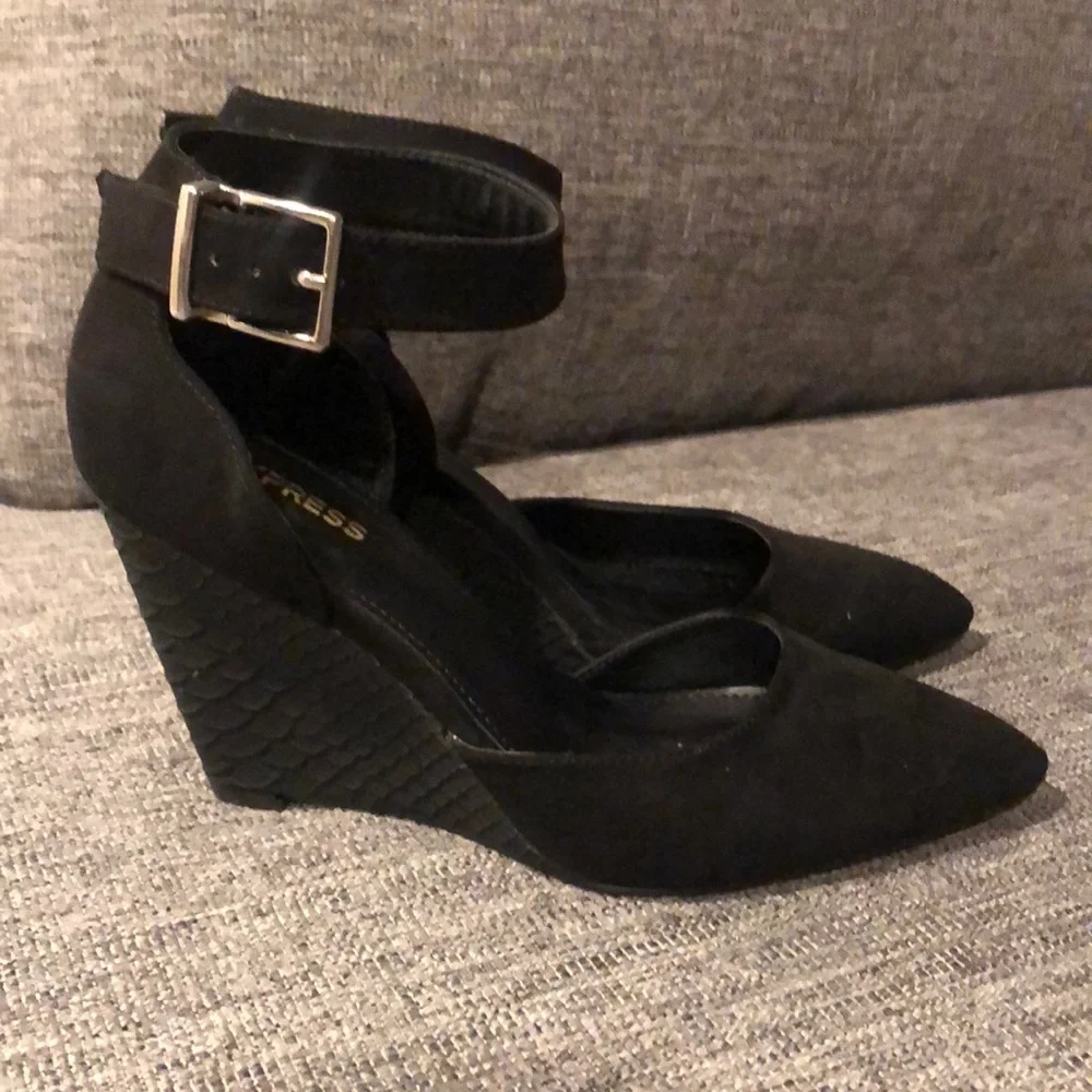 Cute Express black wedges w/strap
